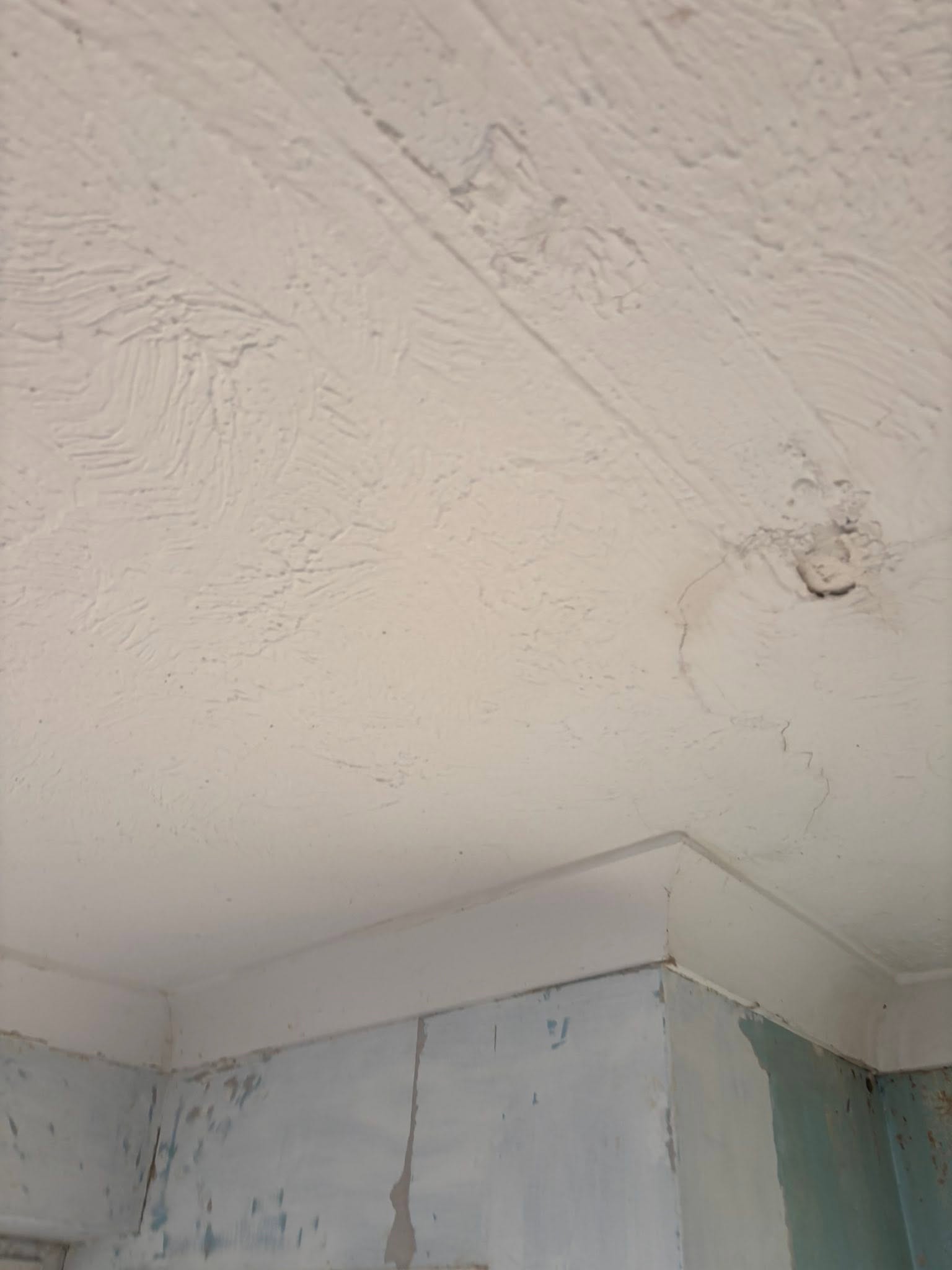 Swirled artex ceiling with coving